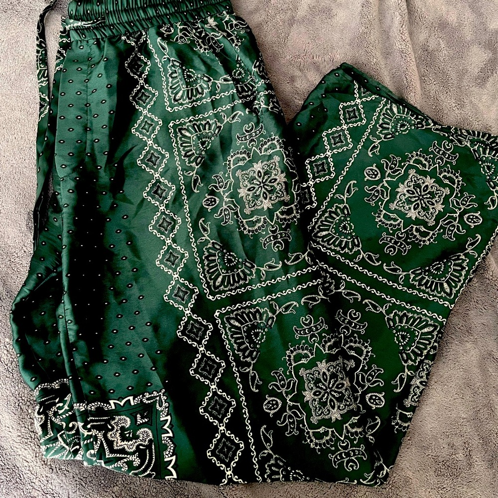 Zara Women's flowy Paisley patterned pants